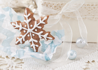 Картинка праздничные угощения печенье снежинка бусинки ленточка