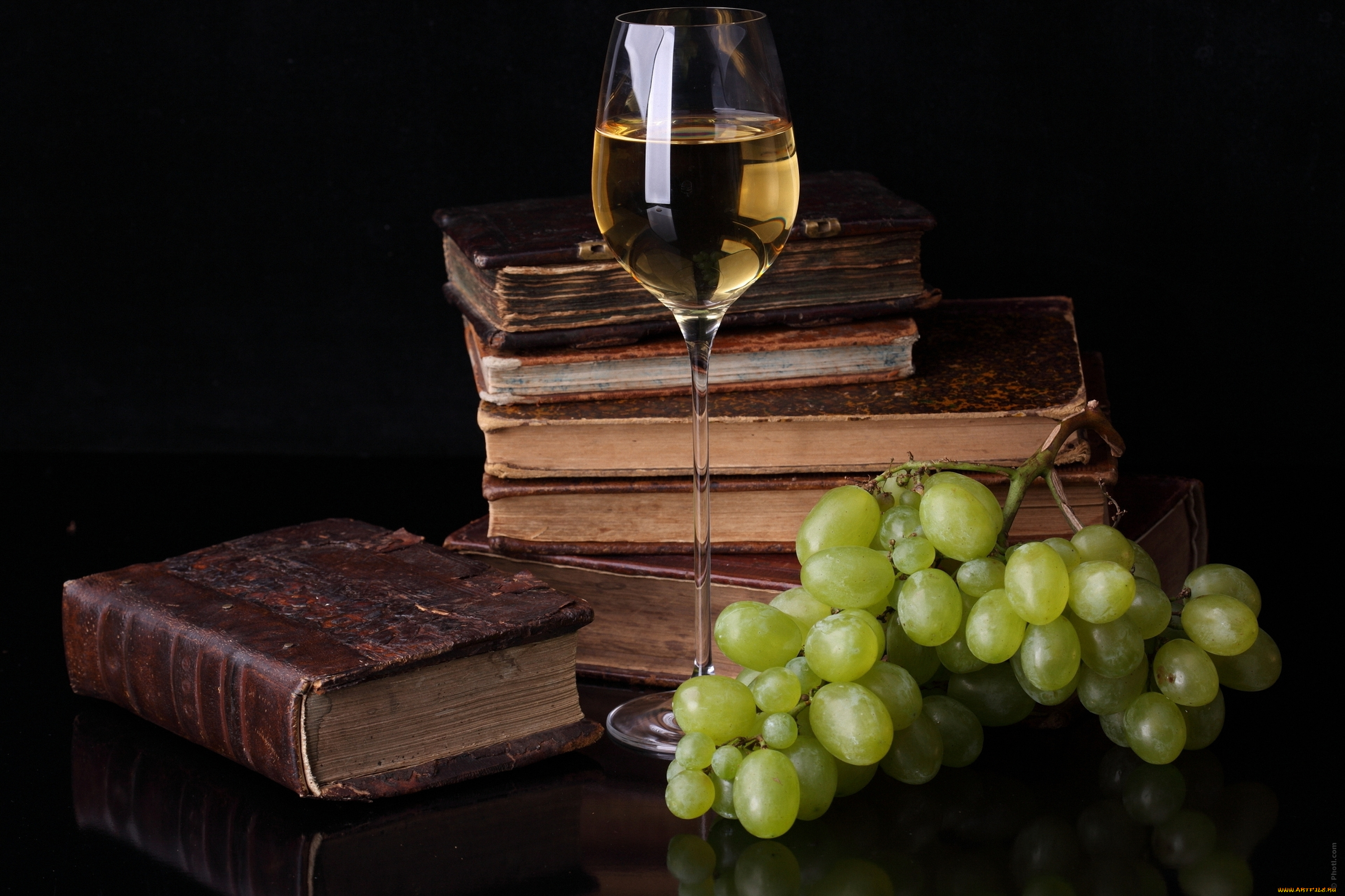 еда, натюрморт, виноград, отражение, стол, бокал, вино, книги