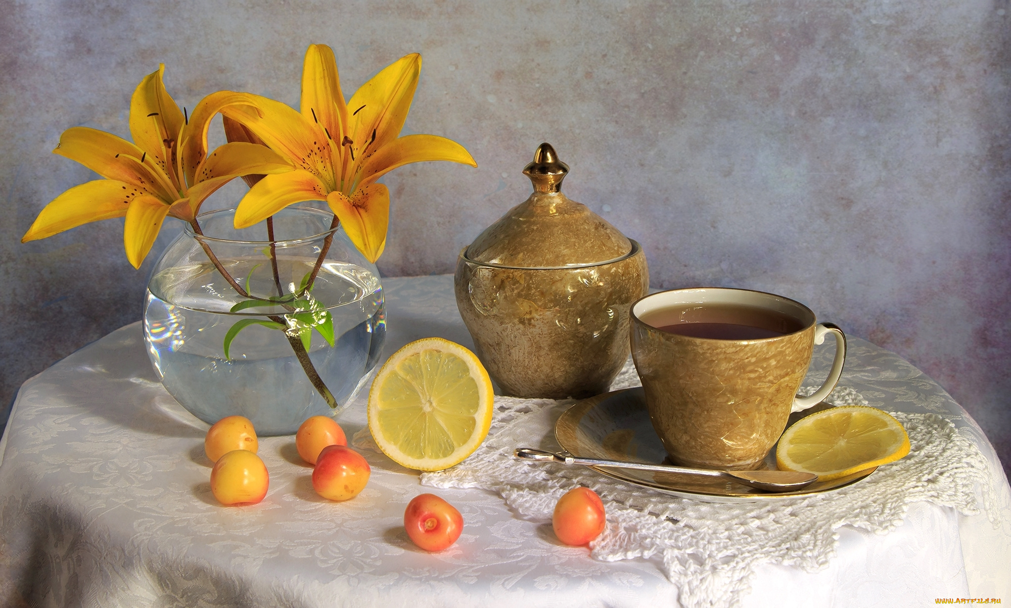 еда, натюрморт, сахарница, чашка, чай, желтый, охра, текстура, черешня, цветы, лилия, лимон