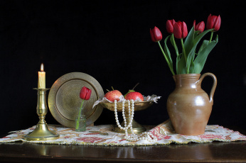 Картинка еда натюрморт бусы свеча яблоки тюльпаны