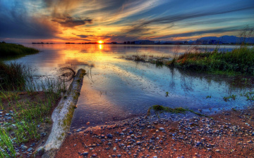 Картинка sunset природа восходы закаты озеро солнце тучи трава бревно