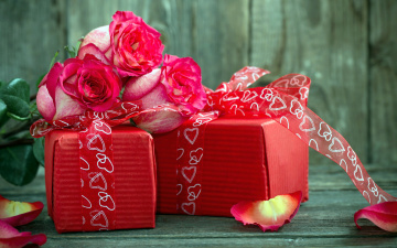 Картинка праздничные подарки+и+коробочки розы лепестки ленты