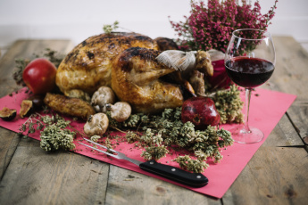 Картинка еда мясные+блюда вино цветы праздничный ужин бокал гранат грибы запеченная курица
