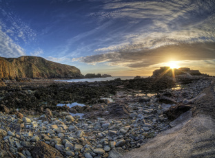 Картинка природа восходы закаты лучи солнце горизонт скалы камни бухта океан
