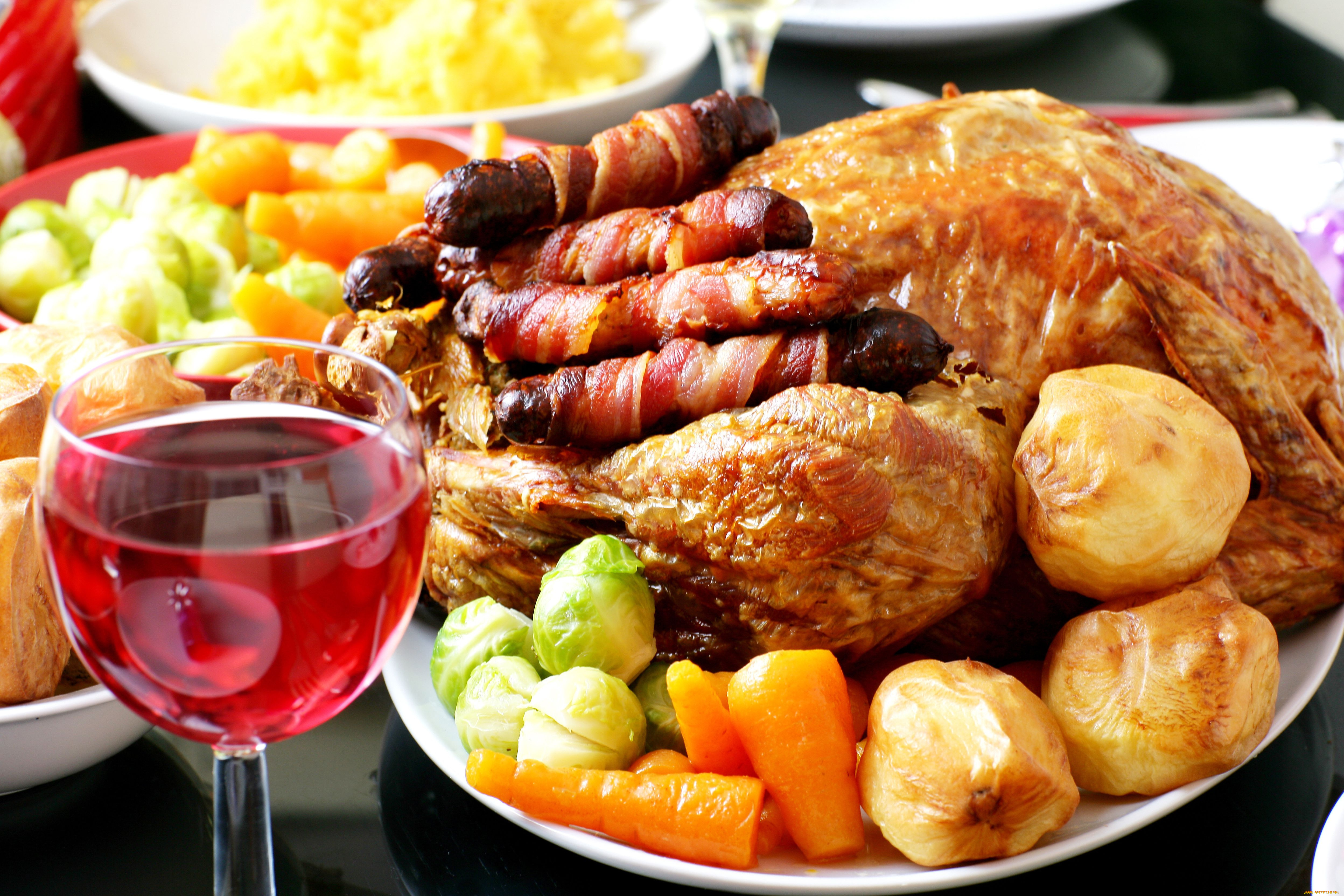 еда, вторые, блюда, морковь, праздничный, стол, овощи, колбаски, бокал, вина, гарнир, жареная, курица, картофель