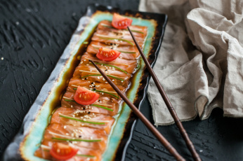 Картинка еда рыба +морепродукты +суши +роллы палочки помидор соус