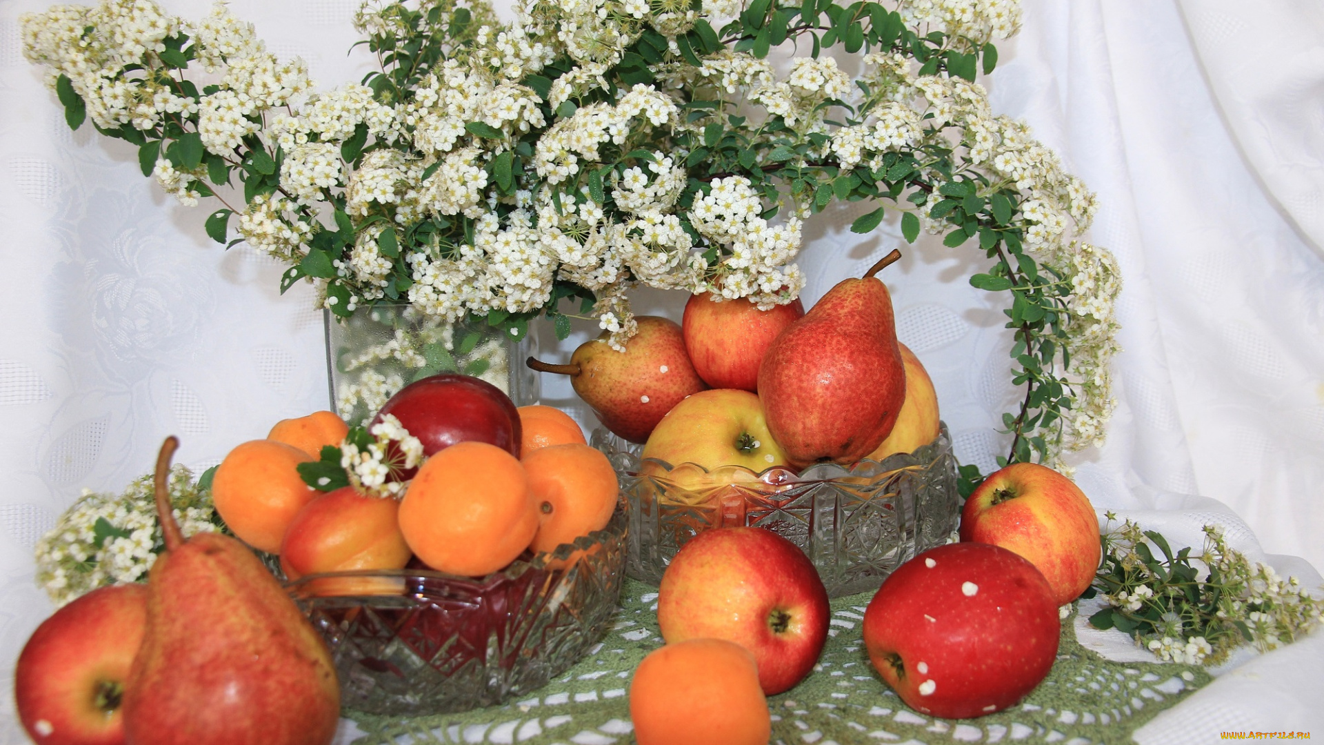 еда, фрукты, , ягоды, посуда, весна, яблоки, абрикосы, цветы, спирея, сливы, натюрморт, май, корзина, клетчатка, груши, витамины