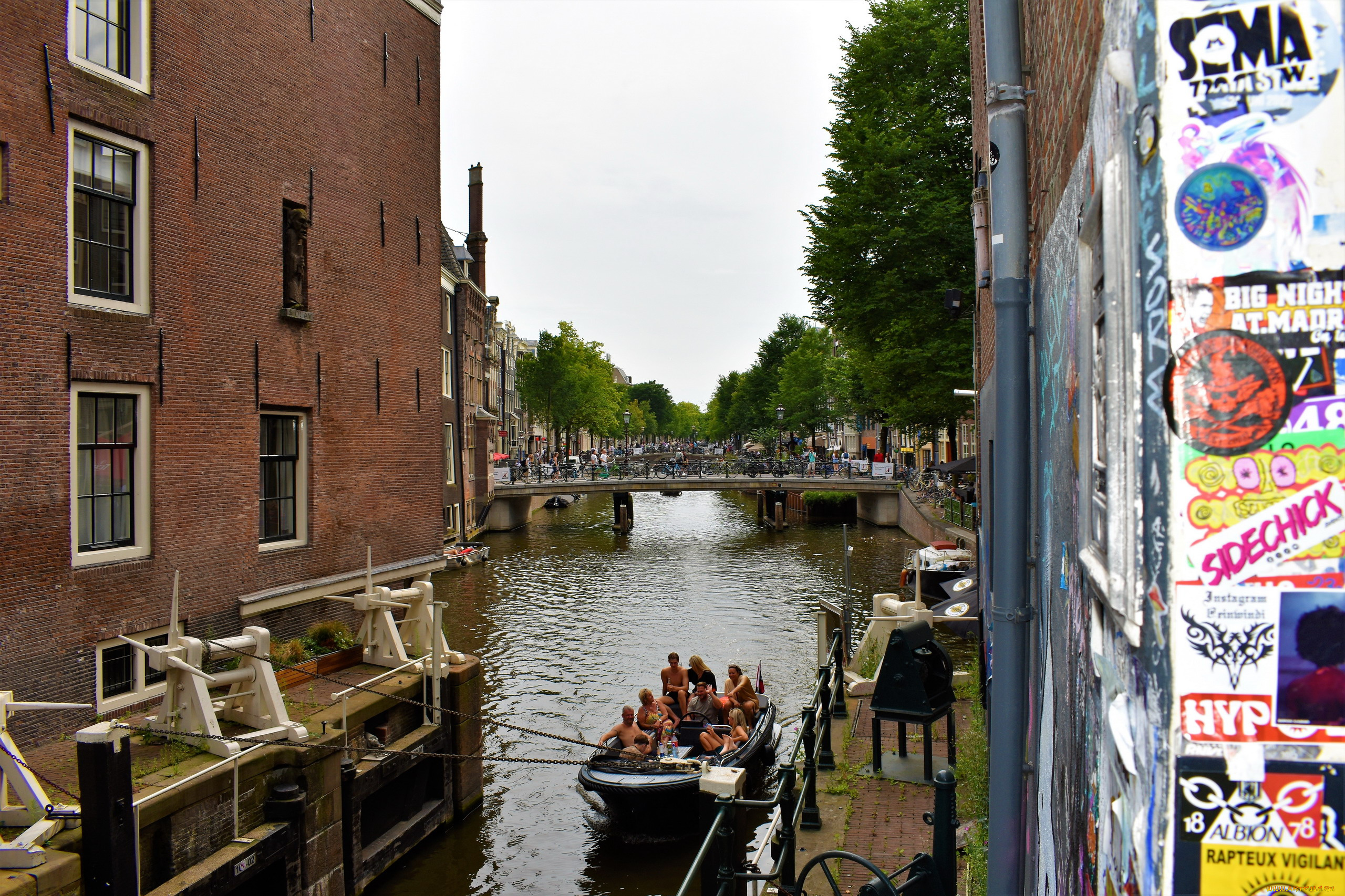 города, амстердам, , нидерланды, канал, мост, набережная, туристы, лодки