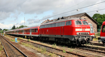 Картинка техника поезда железная дорога рельсы локомотив вагоны пассажирский состав