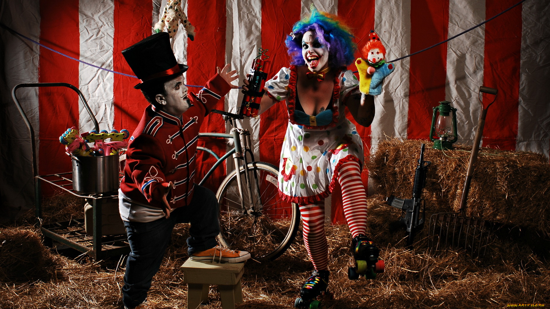 разное, маски, карнавальные, костюмы, цирк, велосипед, клоунесса, динамит, автомат, вилы, лампа, сено, ролики