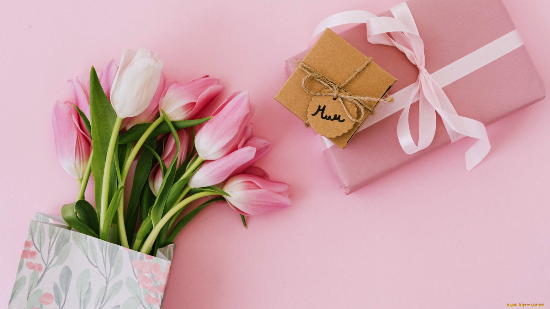 Тюльпаны мама купить. Тюльпаны подарок. Тюльпаны в подарочной коробке. Тюльпаны и подарок картинка.