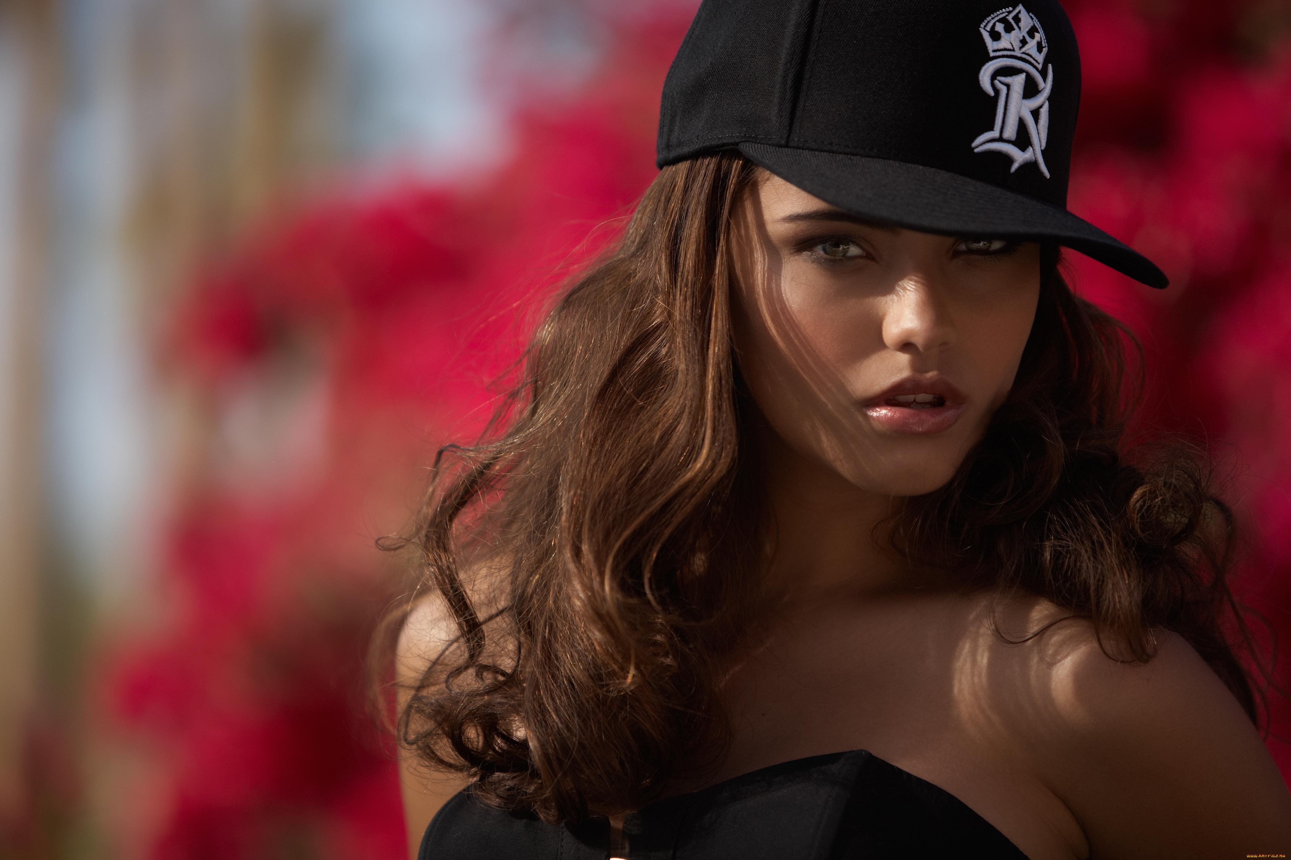 Обои на главный экран девушки. Nataniele Ribiero модель. Девушка в бейсболке. Красивая девушка в кепке.