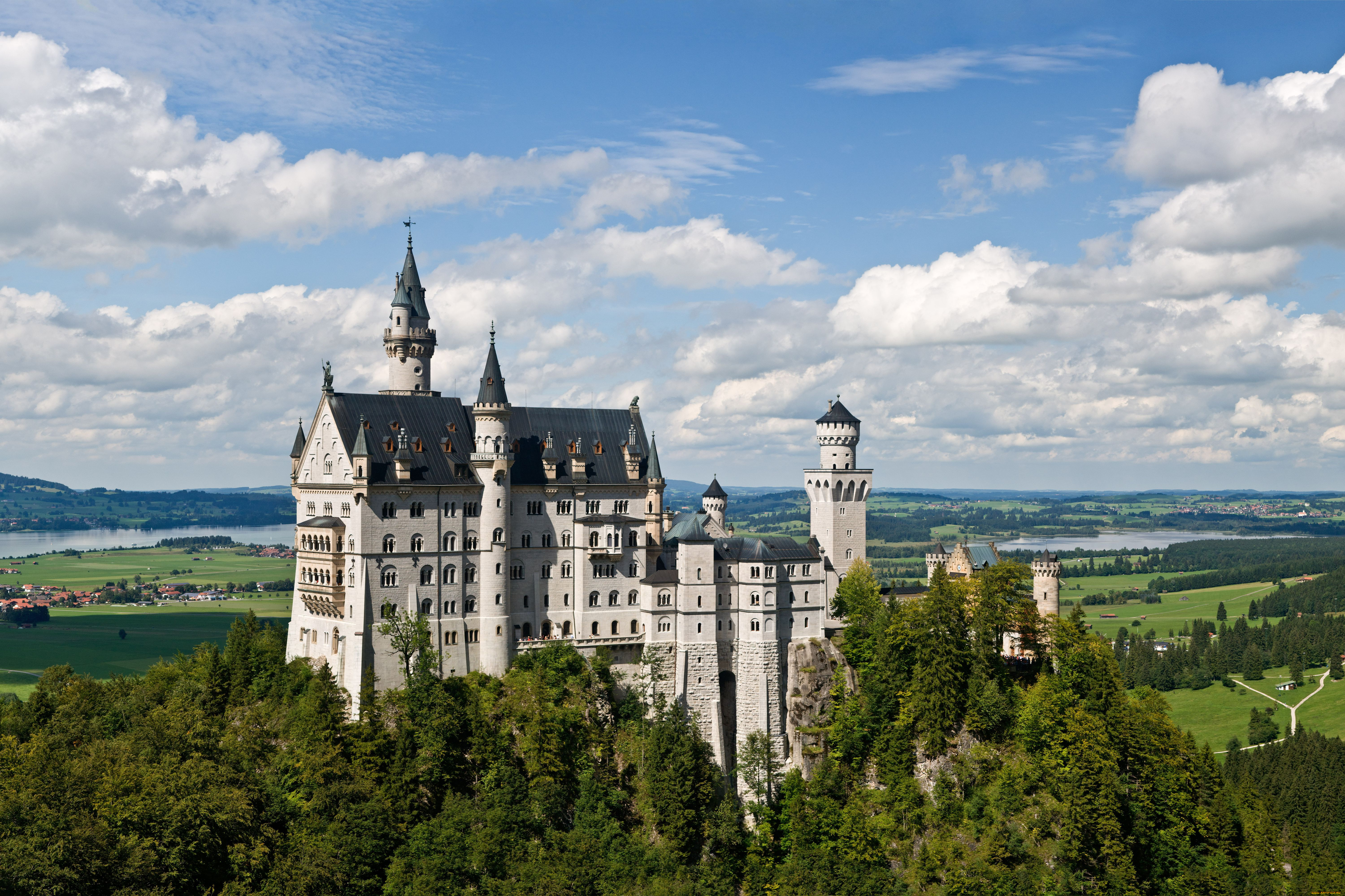 Обои на стол замки. Замок Нойшванштайн. Нойшванштайн Бавария. Замок Нойшванштайн Лихтенштейн. Замок Золушки Бавария.