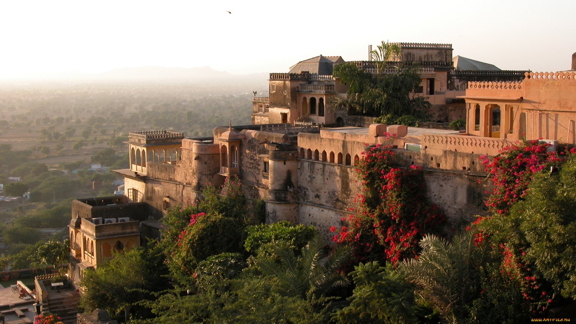 neemrana, форт, дворец, индия, города, дворцы, замки, крепости, ландшафт, деревья, горы