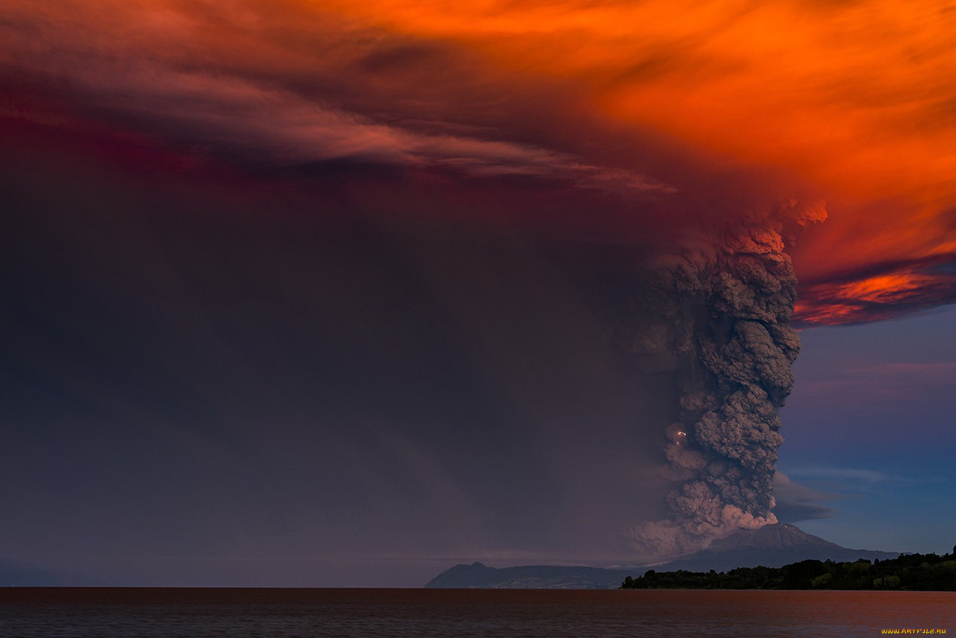 природа, стихия, вулкан, красное, зарево, извержение, дым, клуб, облака, задымление, лава, магма, огонь, брызги, поток, явление, гора, молнии, раскат, гром