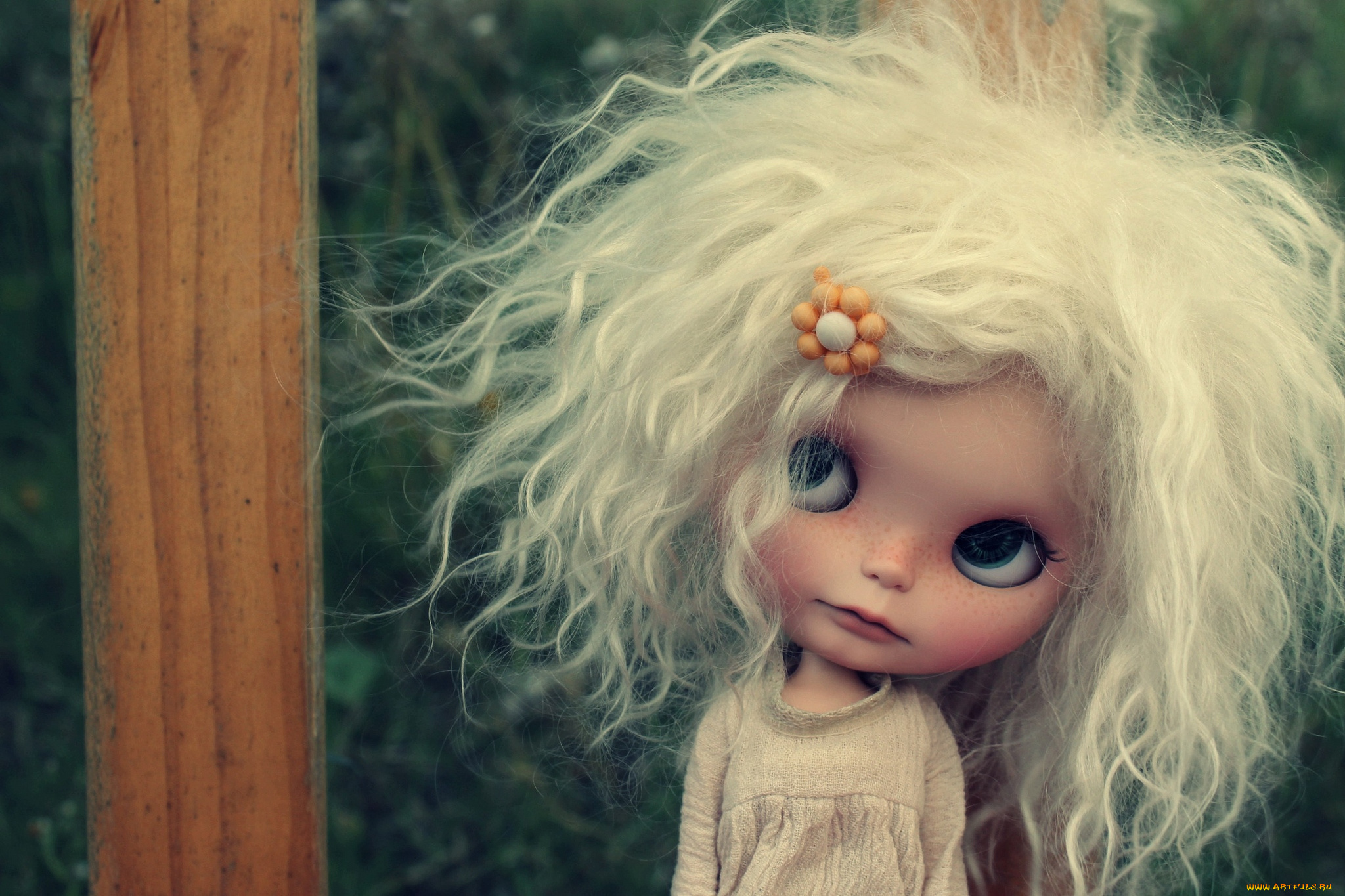Кукла с белокурыми волосами