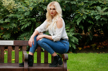 Картинка девушки -+блондинки +светловолосые девушка модель блондинка красотка сексуальная причёска взгляд поза джинсы лавочка трава макияж
