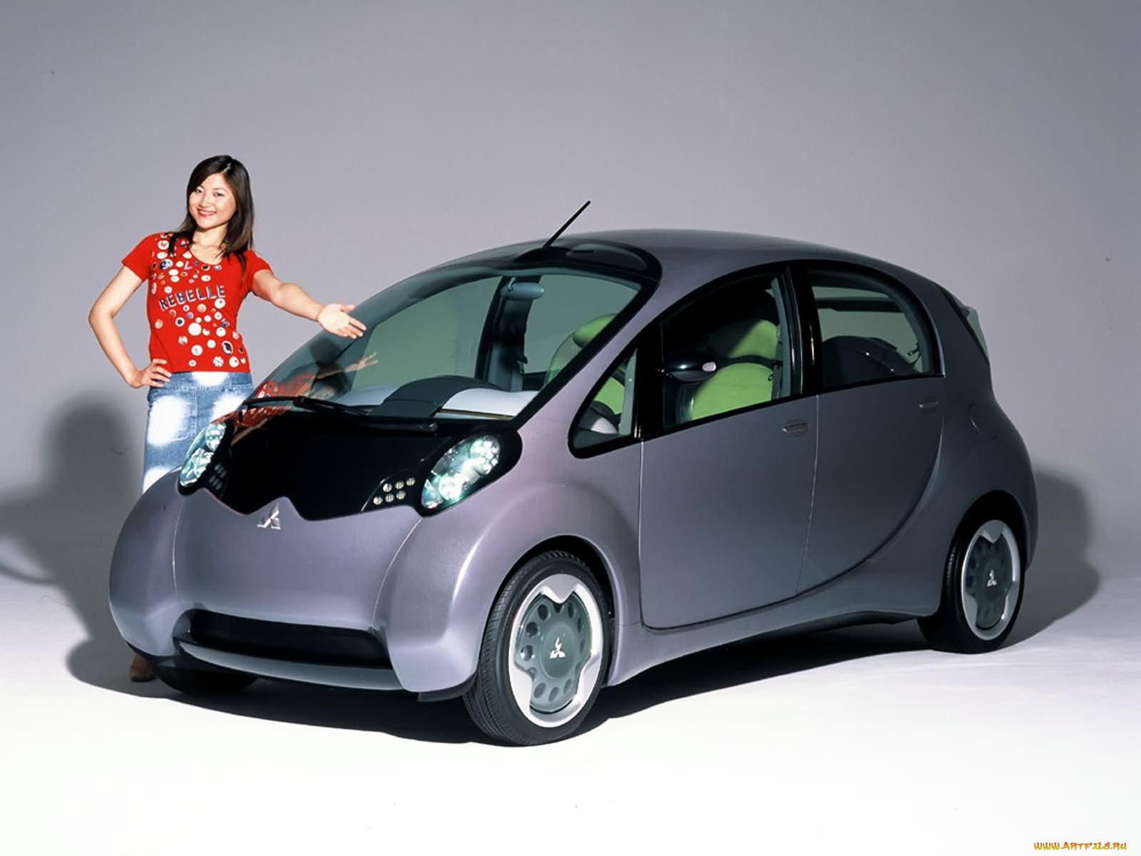 Мицубиси самая самая. Mitsubishi маленькая машина. Mitsubishi машина маленькая 2008. Миниатюрные машины для девушек. Компактные машины для девушек.