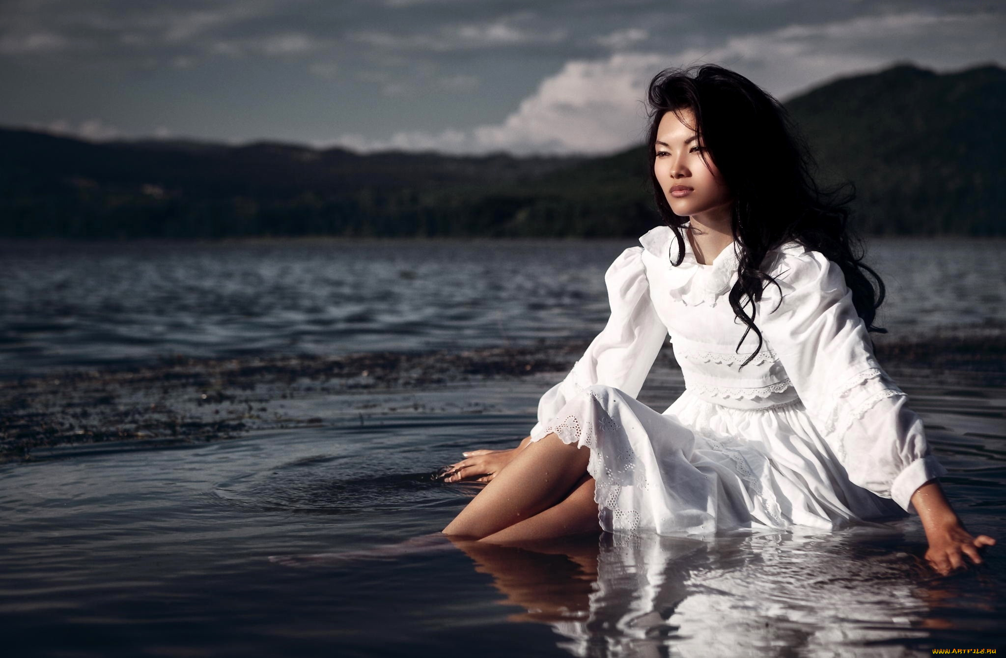 Девушка с озера цзянху. Азиатские девушки. Азиатские девушки у воды. Азиатские девушки на речке. Азиатка сидит у воды.