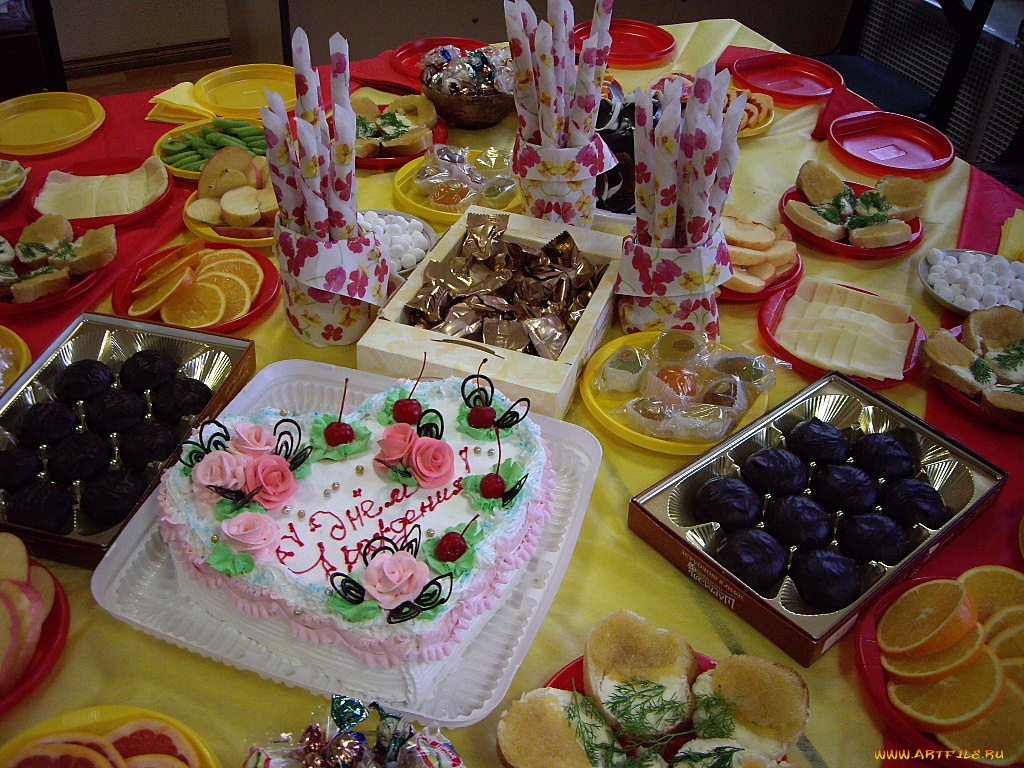 Праздничный стол для мамы. Праздничный стол на день рождения. Накрыть стол на день рождения. Праздничный стол на день рождения ребенка. Красивый стол на день рождения.