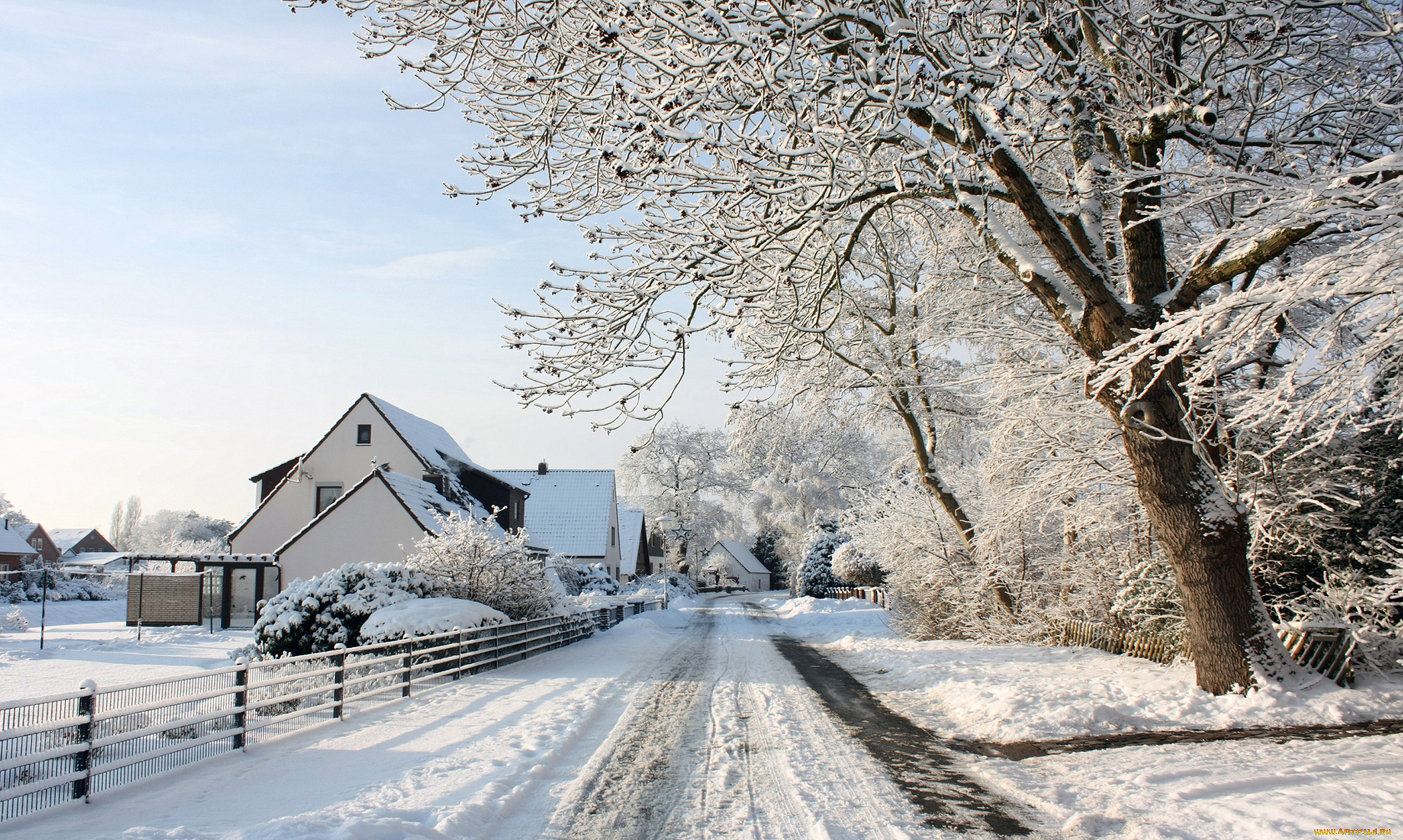 природа, зима, дорога, следы, снег, солнце, зимний, день, забор, дома, village, посёлок, деревенька