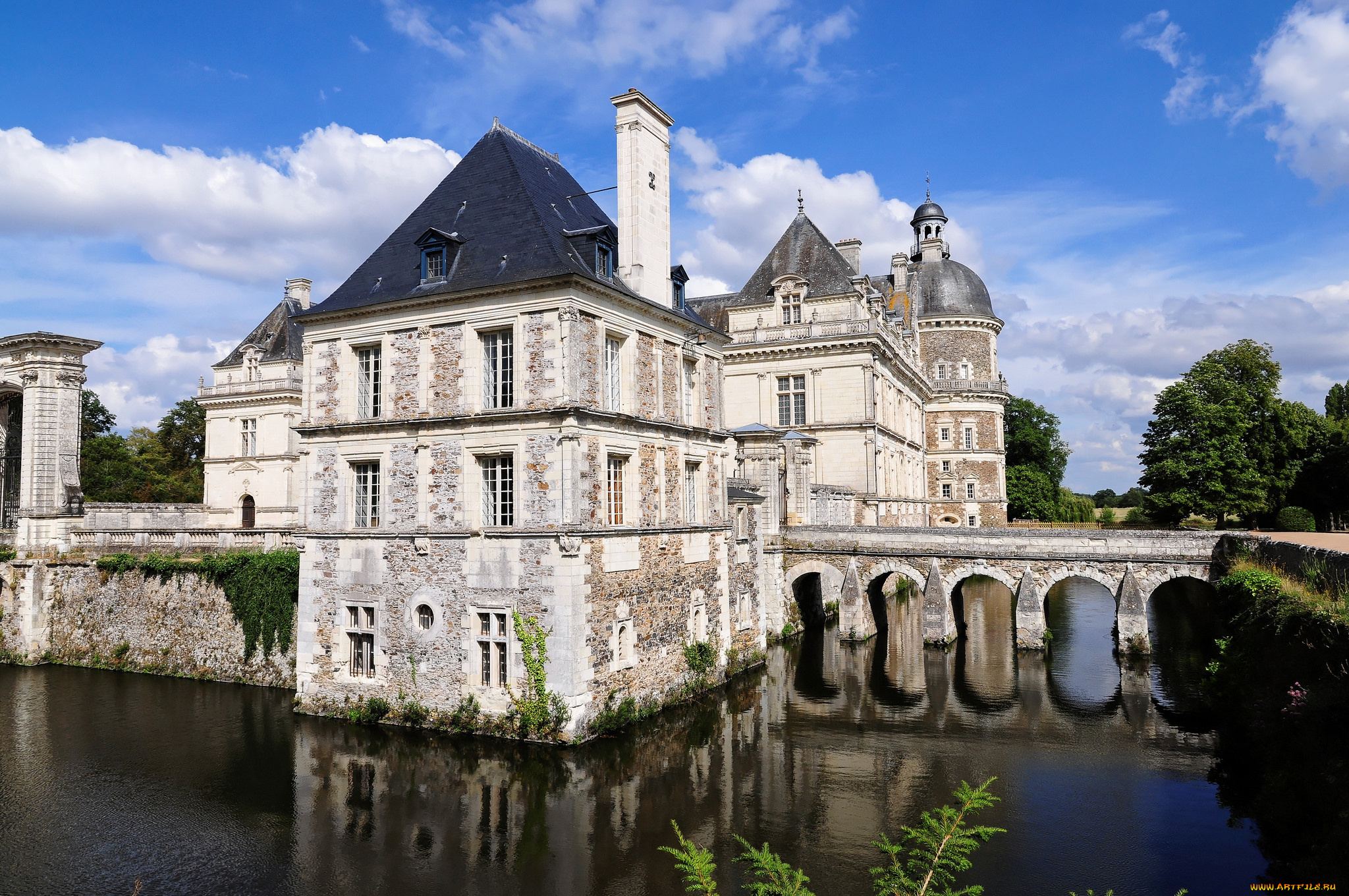 Шато сен. Серран (замок, Франция). Замок ге Пеан Франция. Замок Шинон Франция. Замок Шато сен-Клэр.