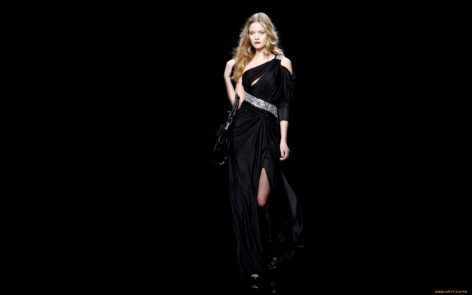 Дама на черном фоне. Девушка в черном Вечернем платье. Платье на черном фоне. Фотосессия на черном фоне. Фотосессия в Вечернем платье.