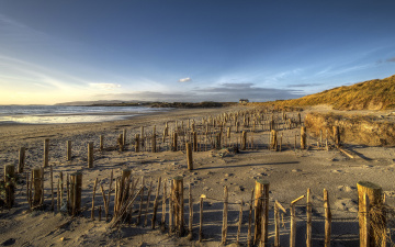 Картинка природа побережье берег небо море песок изгороди
