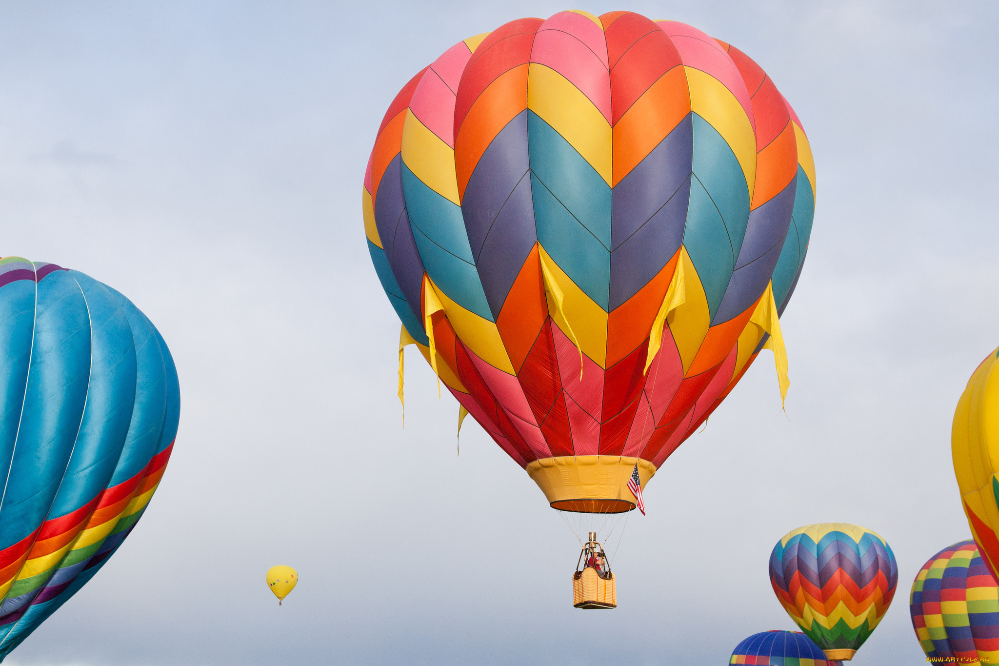 Weekend balloons. Воздушный шар. Воздушный шар с корзиной. Воздушный шар скарзиной. Большой воздушный шар.