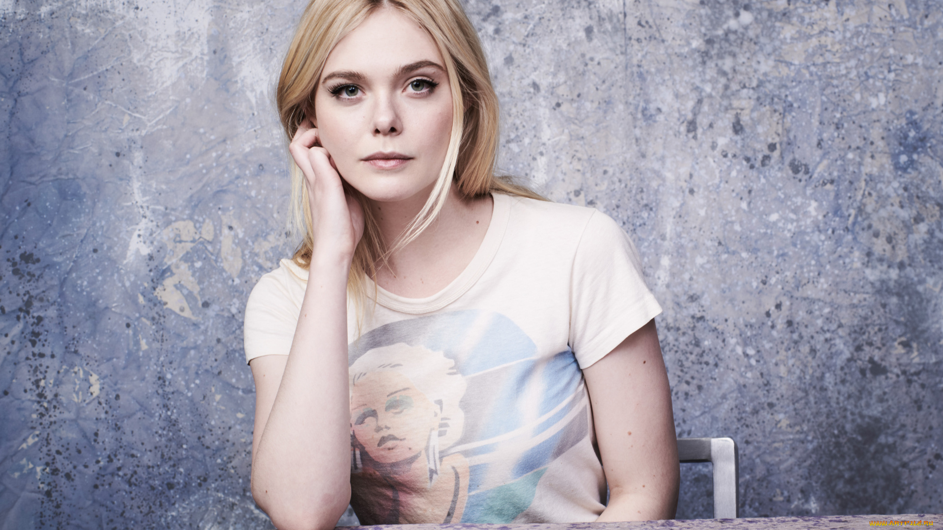 девушки, elle, fanning, актриса, стол, футболка, блондинка