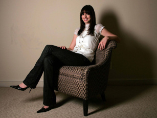 Картинка девушки anne+hathaway актриса брюнетка блузка кресло брюки