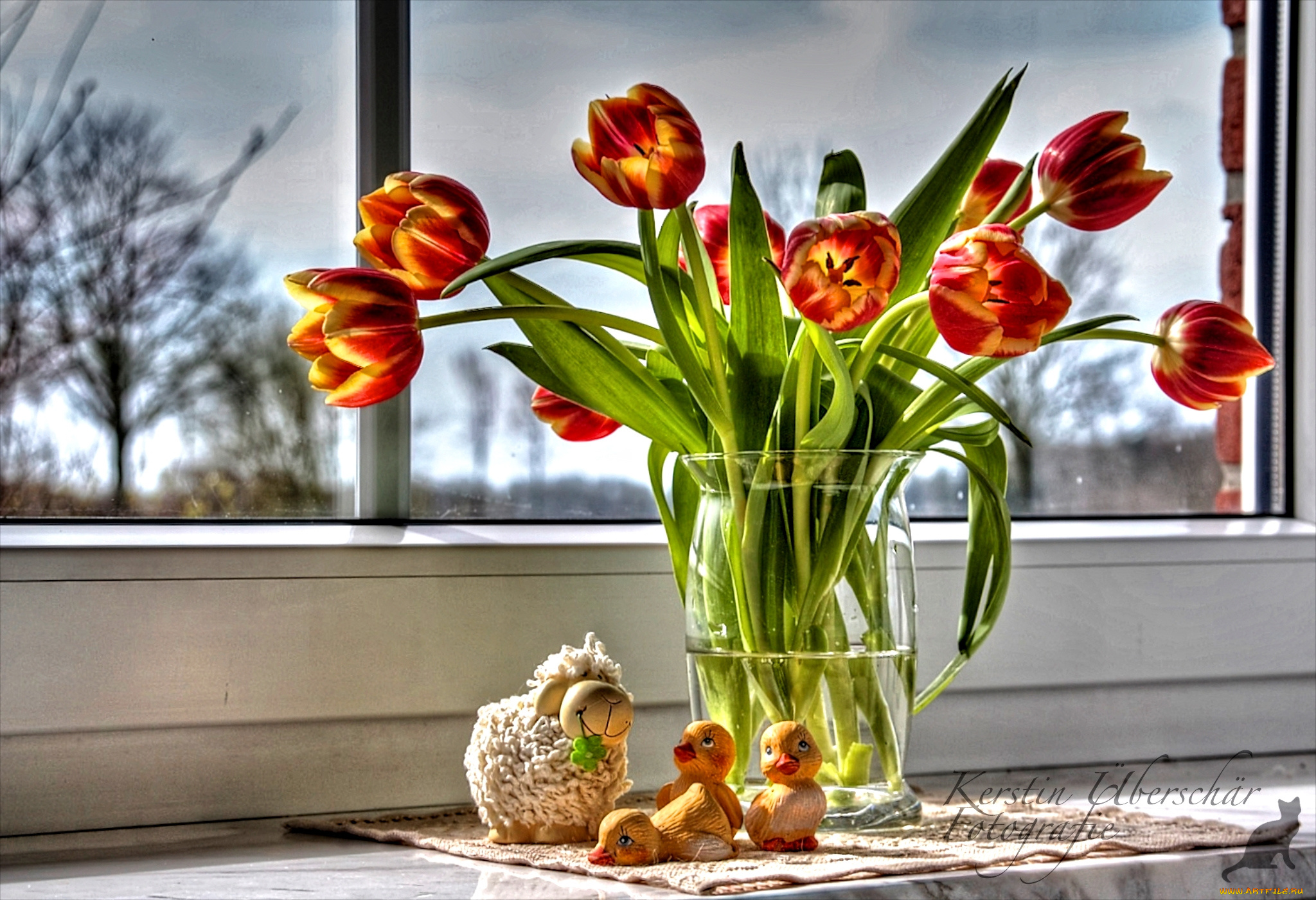 цветы, тюльпаны, ваза, окно, фигурки, игрушки