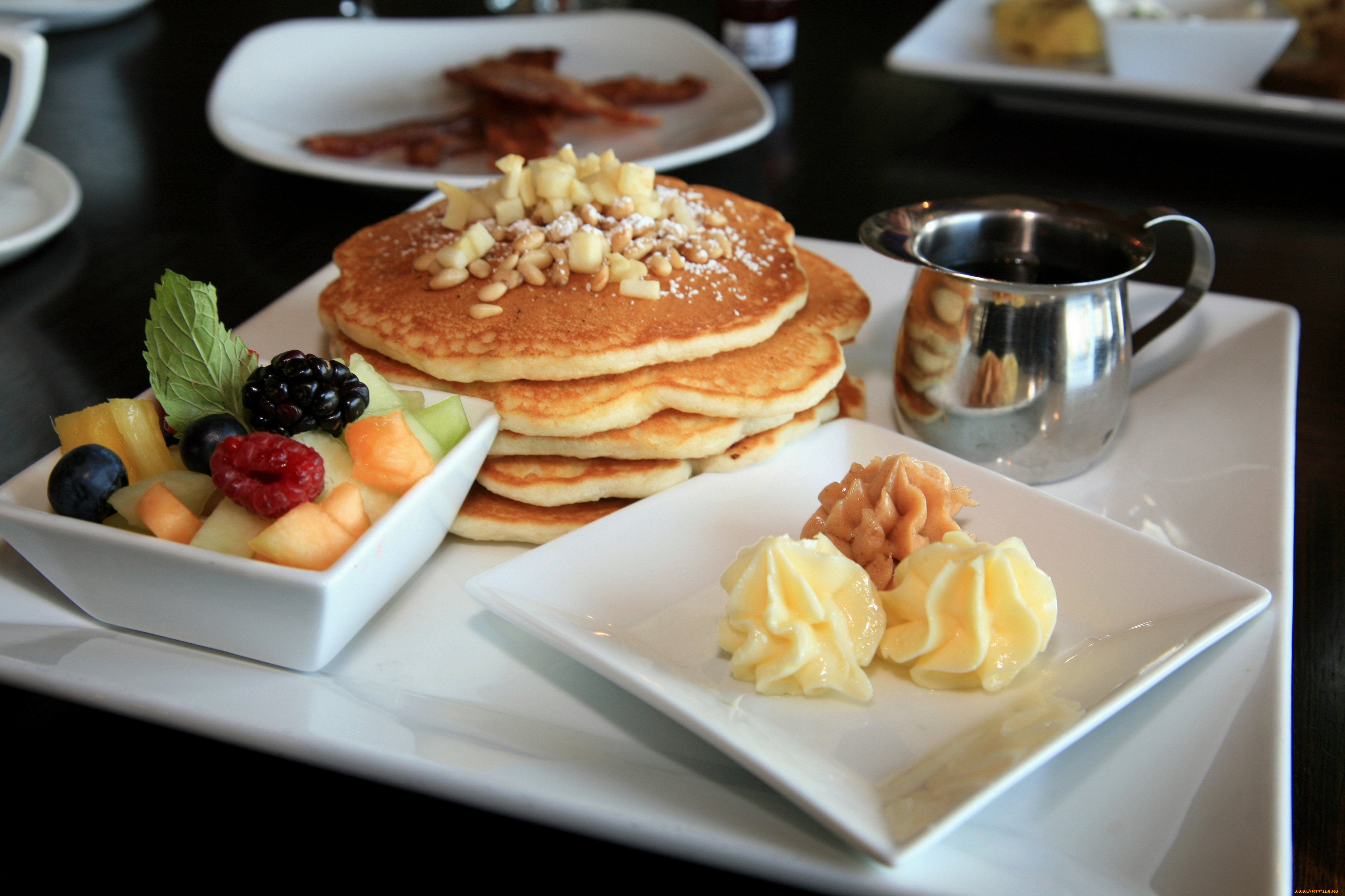 Pancake breakfast. Вкусный завтрак. Шикарный завтрак. Красивый завтрак. Завтрак картинки.