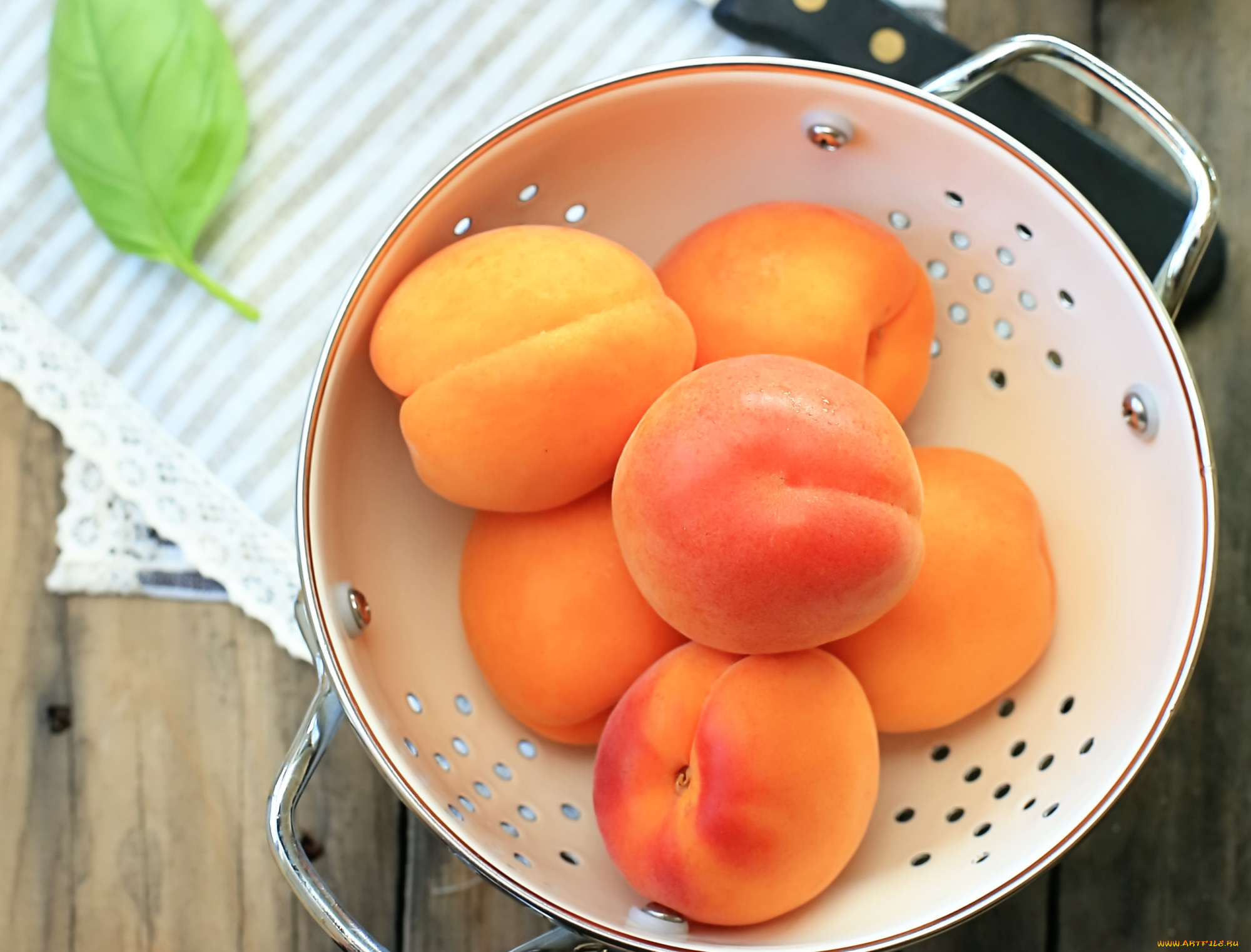 Абрикос и персик фото. Томат персик оранжевый (Orange Peach). Персик слива абрикос. Абрикосы на тарелке.