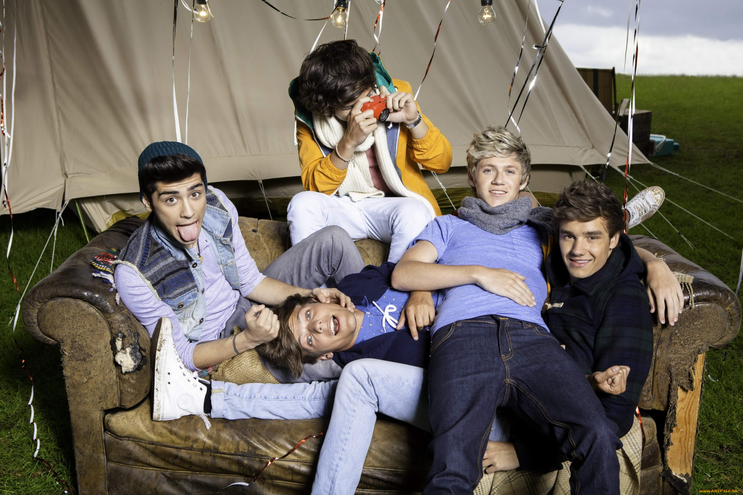 Группа вместе. Гарри Стайлс группа. One Direction fotoshoot. 1d кино. One Direction на ступеньках.