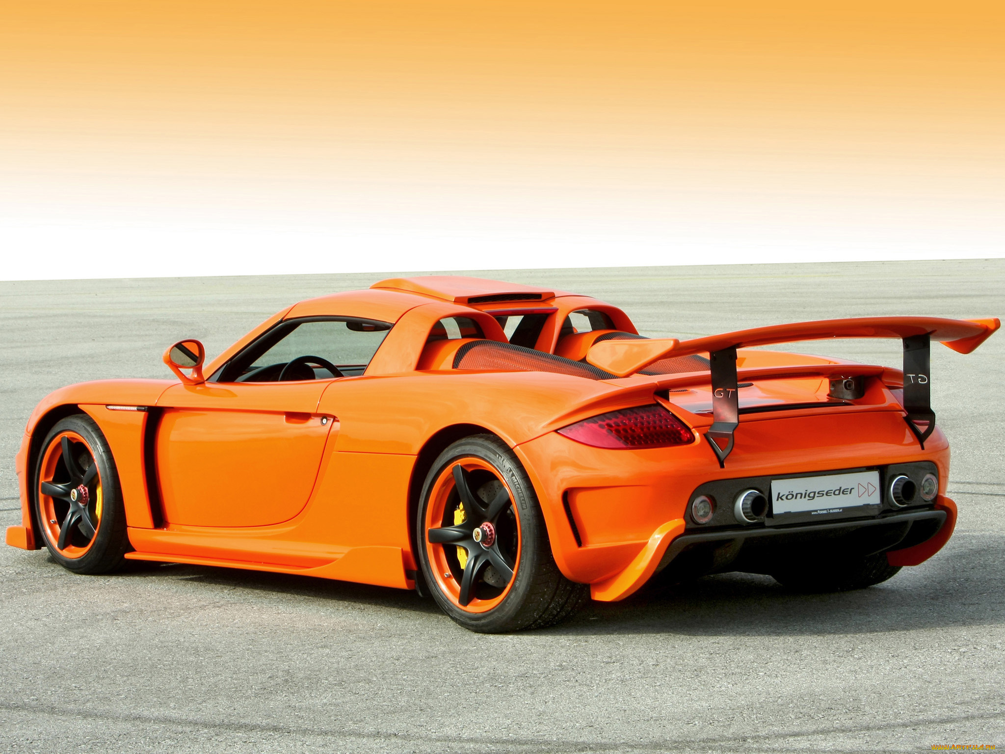 красный спортивный автомобиль Porsche Carrera GT загрузить