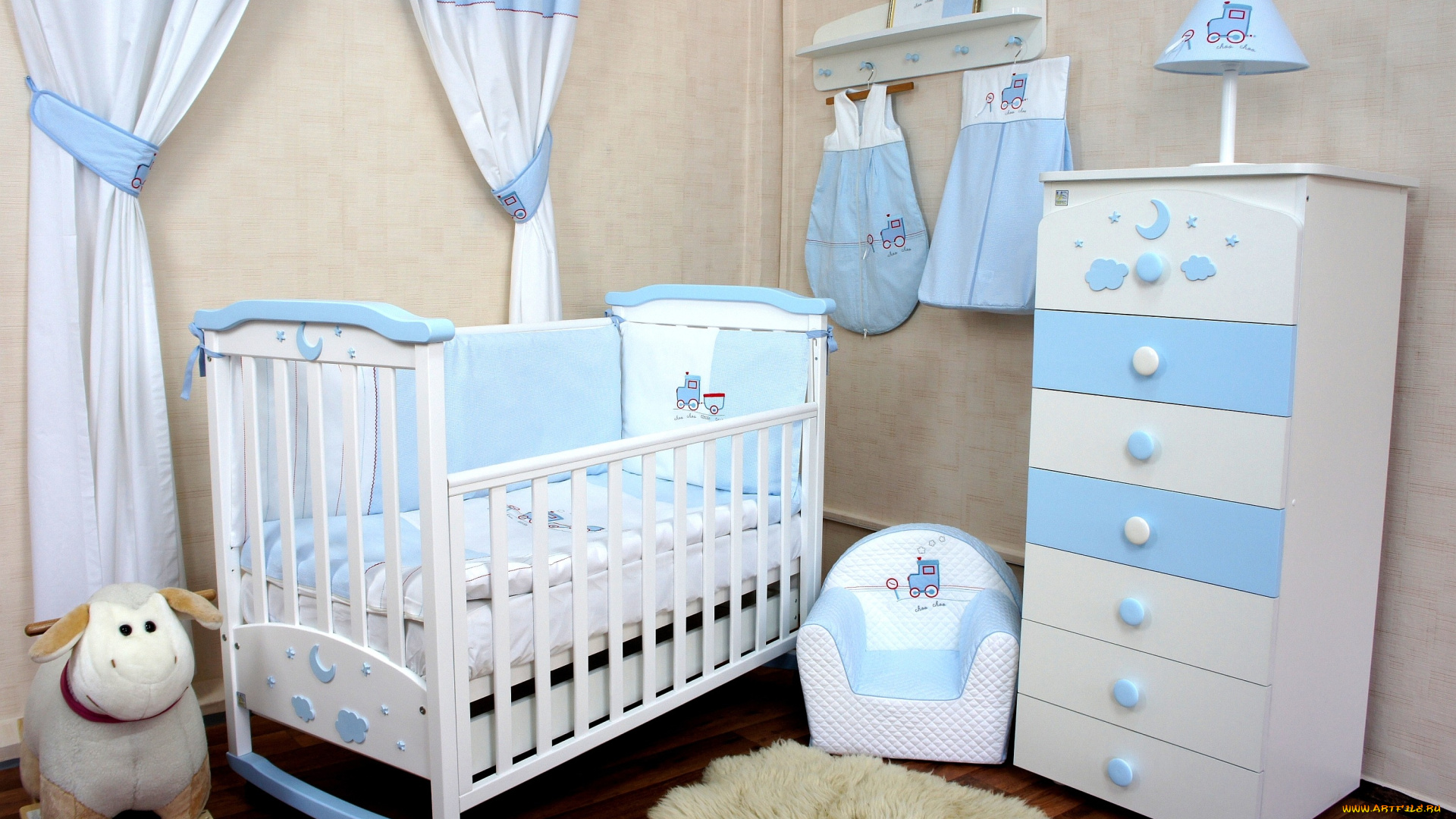 интерьер, детская, комната, голубой, комод, лампа, шторы, кроватка