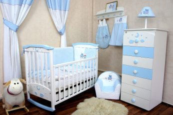 Картинка интерьер детская комната голубой комод лампа шторы кроватка