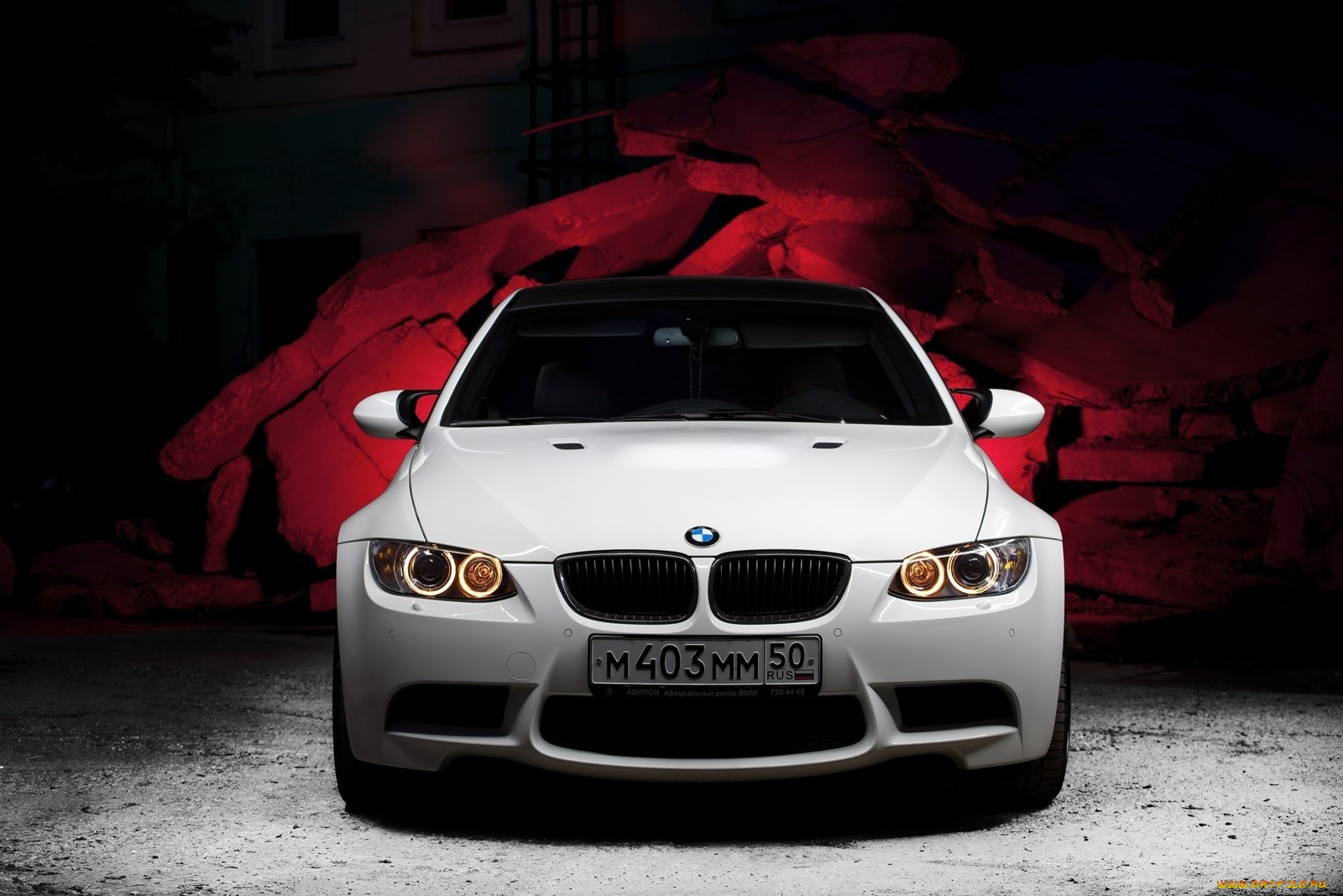 автомобиль белый BMW без смс