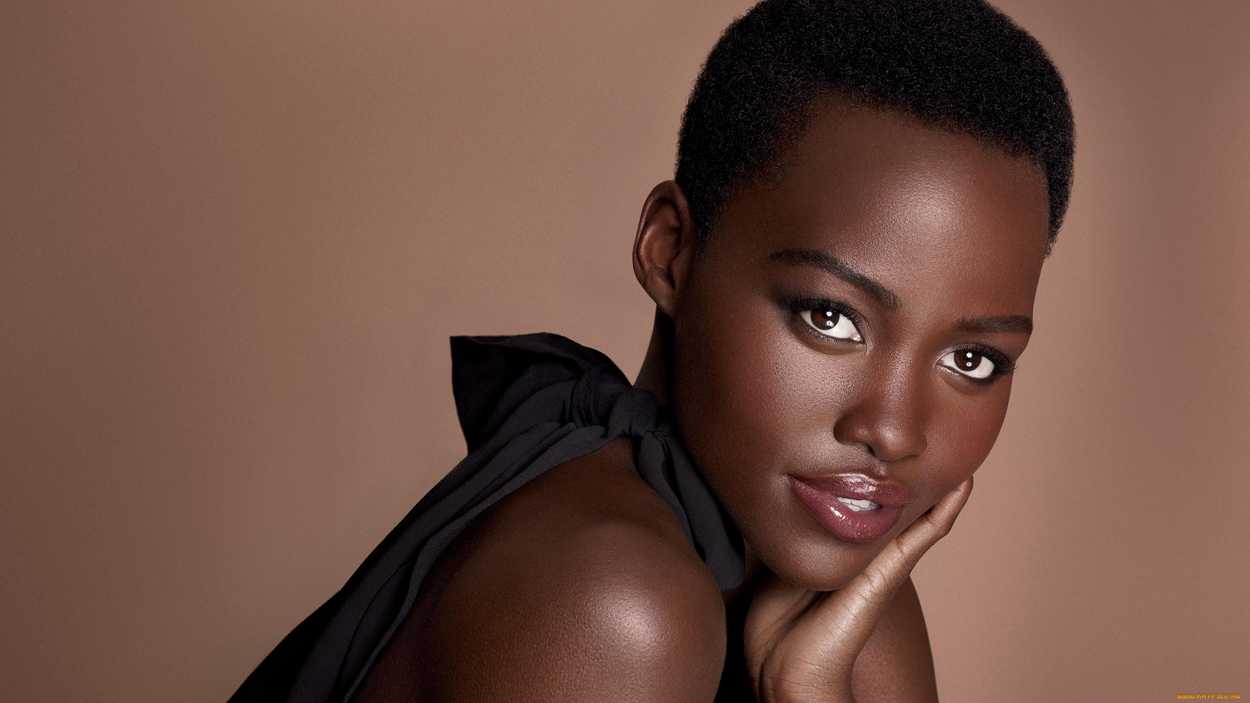 lupita, nyongo, девушки, lupita, nyong`o, lupita, nyongo, девушка, брюнетка, темнокожая, чернокожая, актриса, мулатка, красотка, взгляд, макияж, поза, портрет, лицо