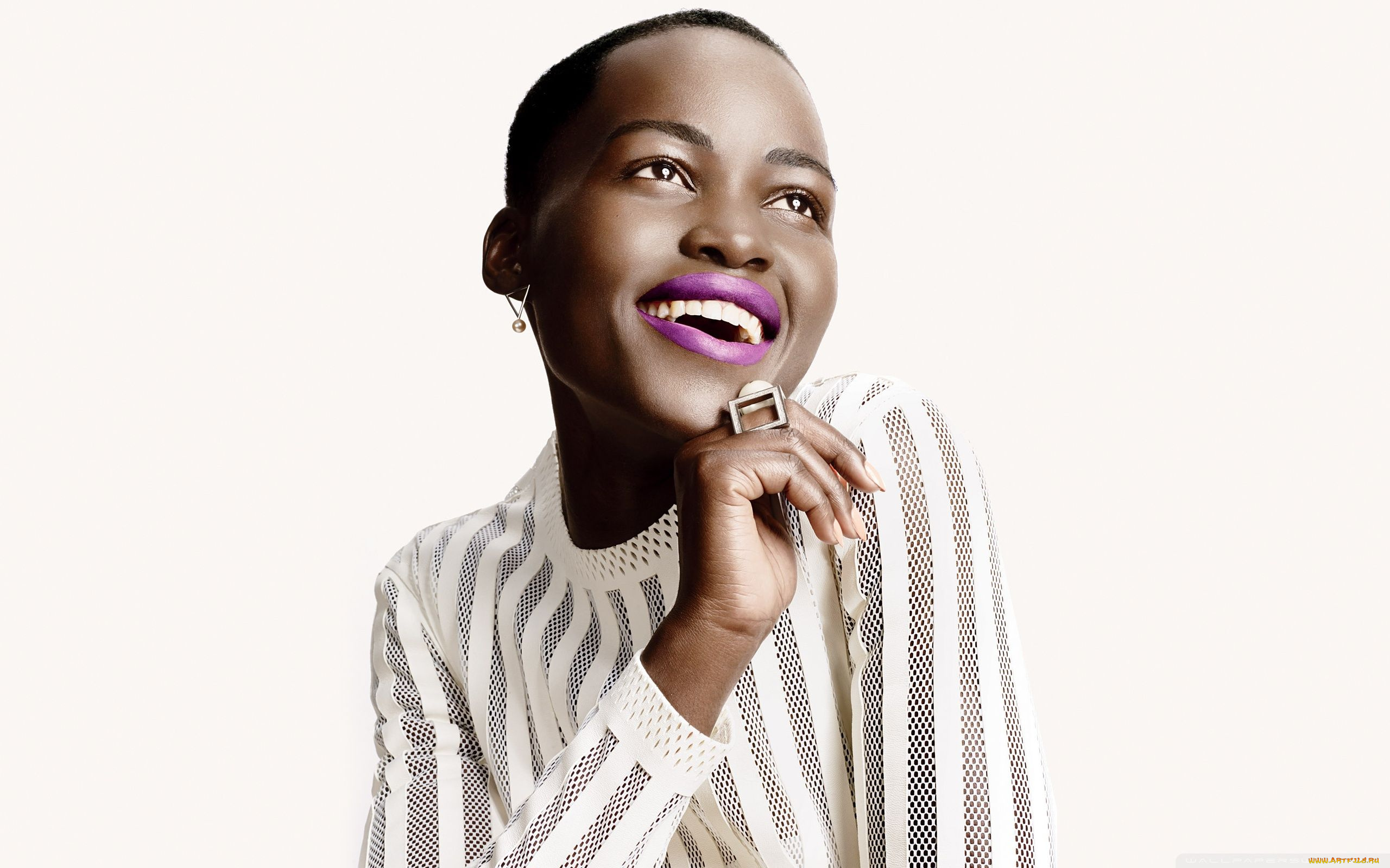 lupita, nyongo, девушки, lupita, nyong`o, lupita, nyongo, девушка, брюнетка, темнокожая, чернокожая, актриса, мулатка, красотка, взгляд, макияж, поза, портрет, лицо