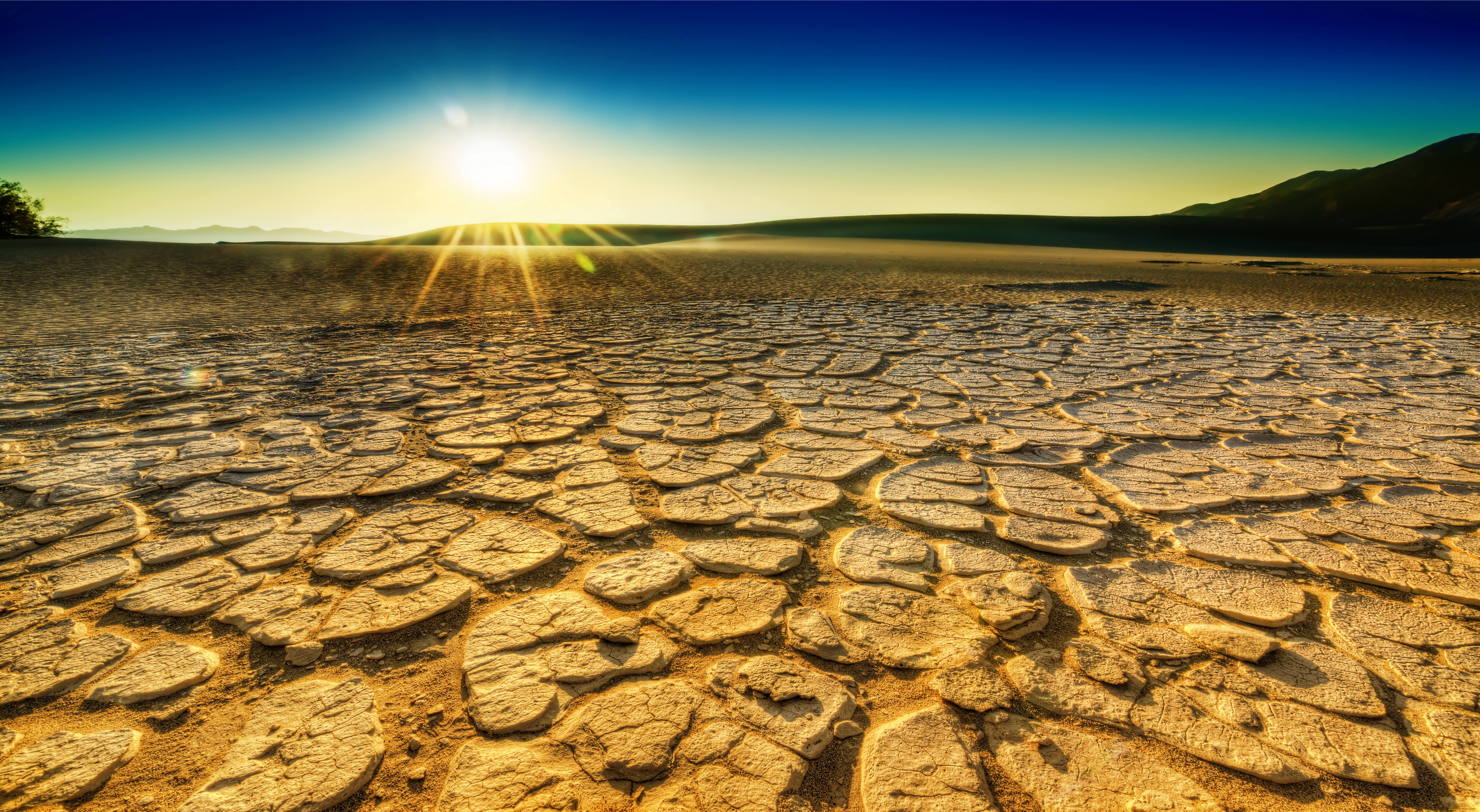 Тема засуха. Пустыня засуха. Солнце в пустыне. Растрескавшаяся земля в пустыне. Солнце засуха.