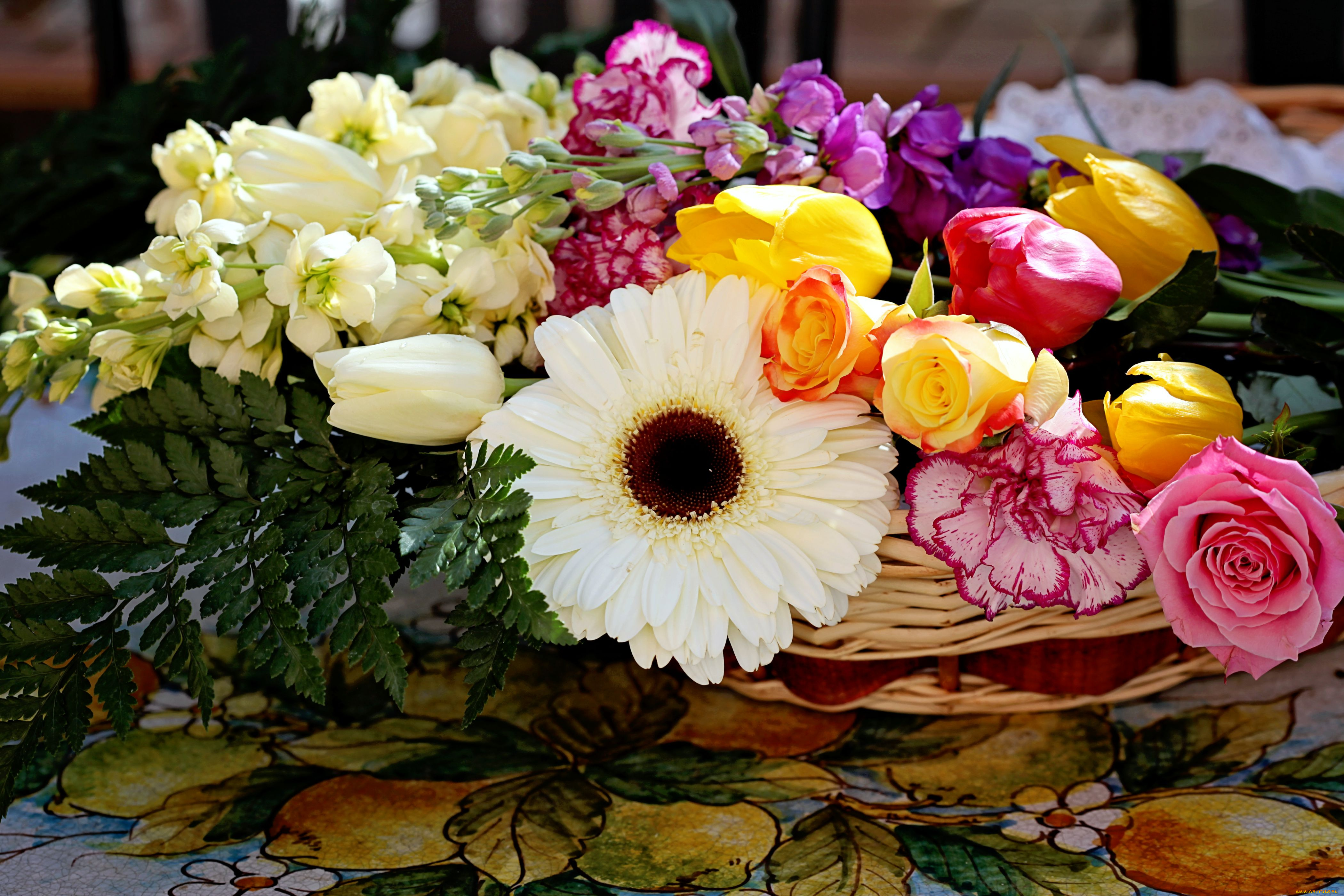 Много цветов на столе. Красивый букет. Цветы букеты шикарные. Красивый букетик. Роскошный букет цветов.