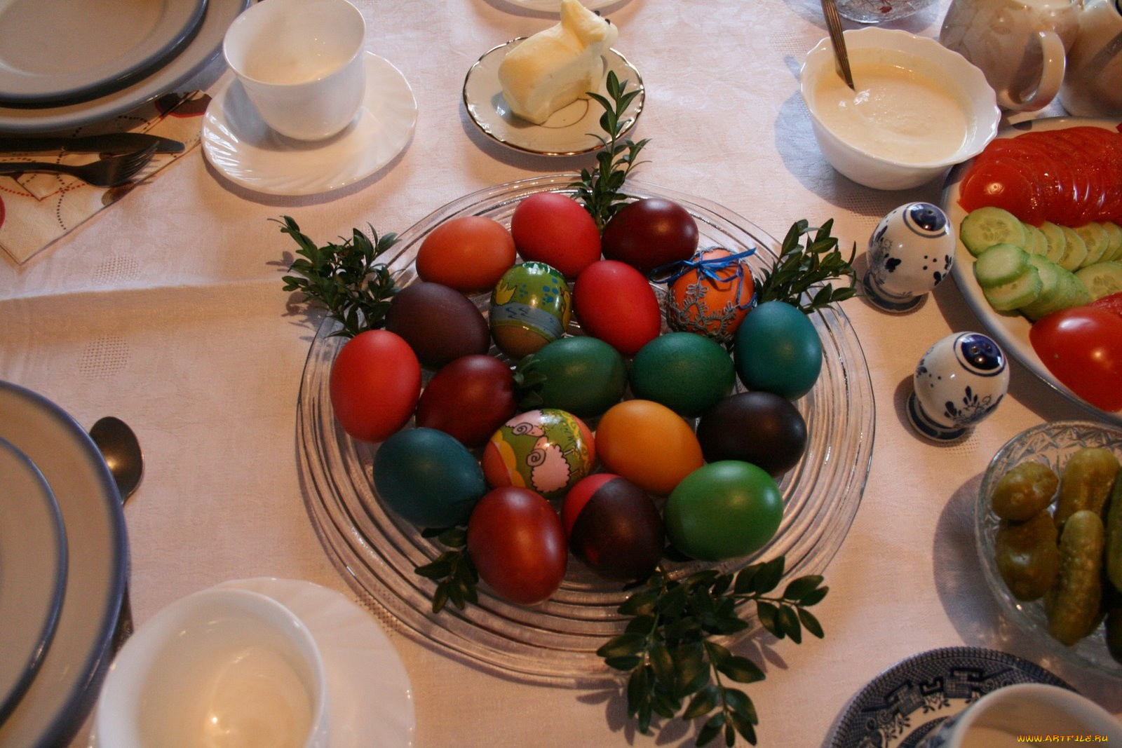 праздничные, пасха, блюдо, крашеные, яйца, соус, овощи