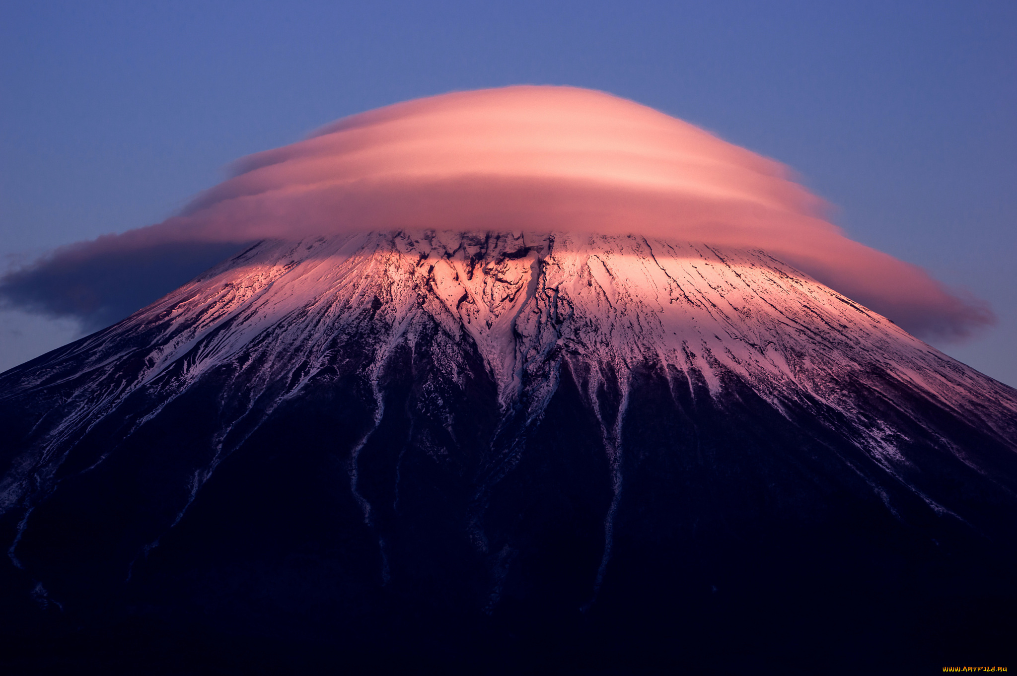 Нады. Вулкан Фудзи извержение. Линзообразное облако, гора Фудзи, Япония.. Фудзияма Япония извержение. Лентикулярные облака над горой Фудзи Япония.