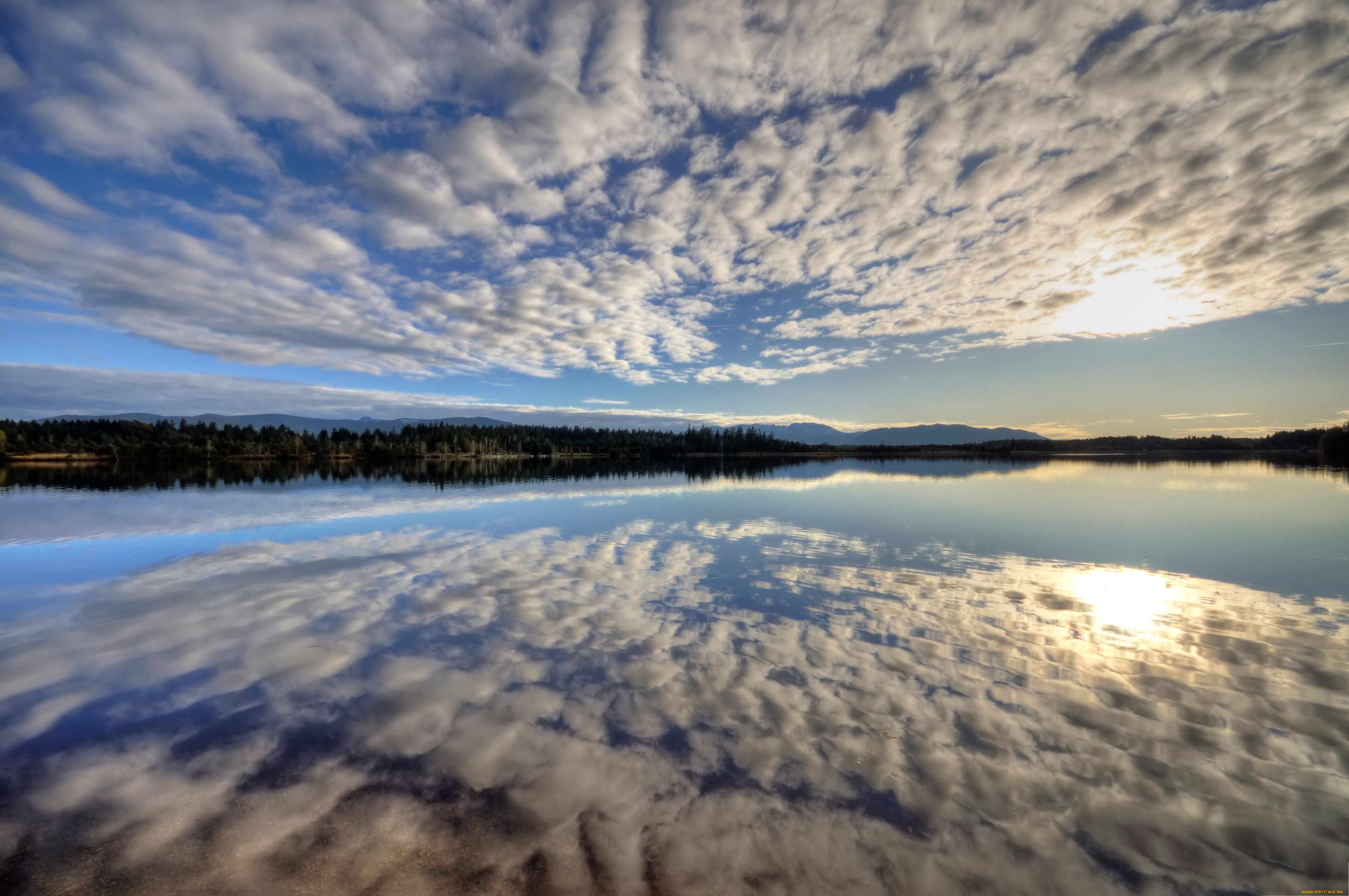 Вода озеро свет. Озеро Айдыкуль. Отражение неба в воде. Зеркальная гладь воды. Отражение неба в озере.