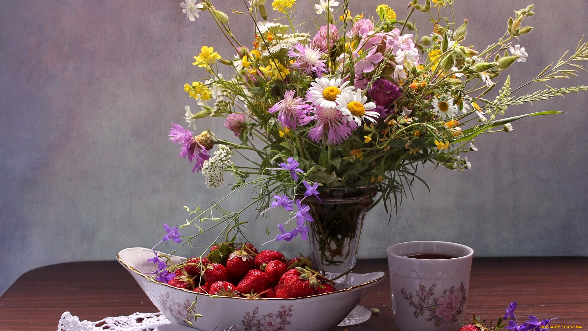 еда, натюрморт, чашка, ягоды, клубника, лето, полевые, цветы, ромашки, букет