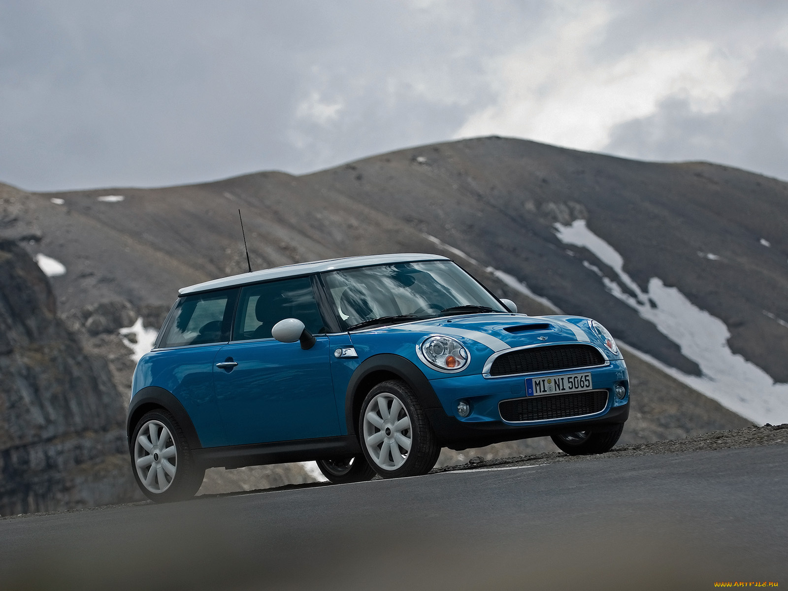 Синий мини. Mini Cooper s 2007. Мини Купер голубой. Mini Cooper 2004 голубой. Мини Купер синий с белой крышей.