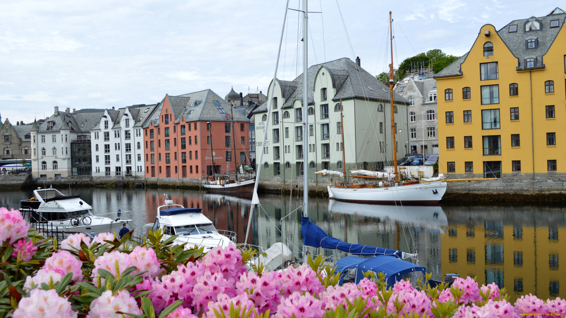 корабли, разные, вместе, sailboats, flowers, boats, house, river, дома, река, лодки, парусники, цветы