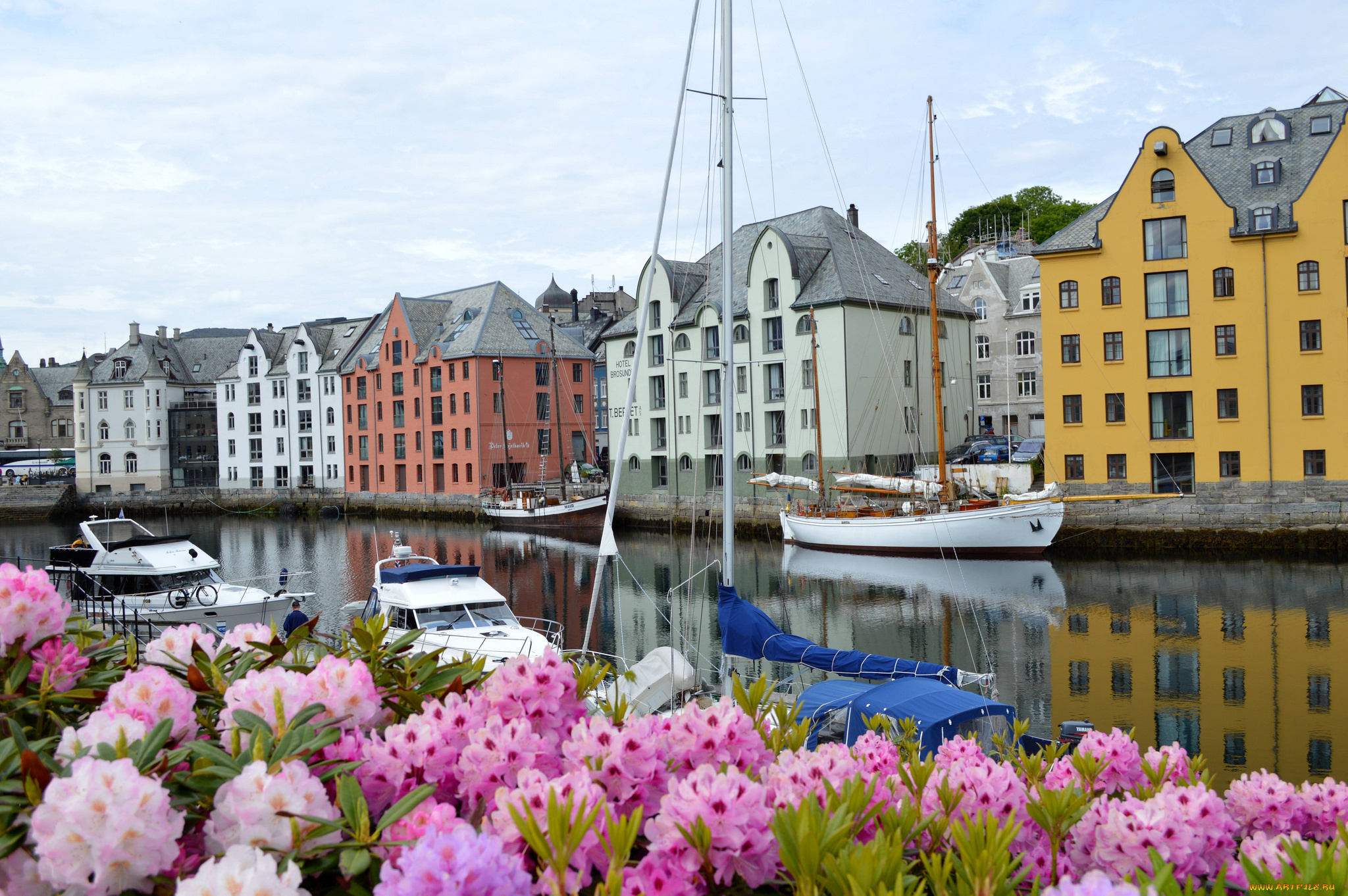 корабли, разные, вместе, sailboats, flowers, boats, house, river, дома, река, лодки, парусники, цветы